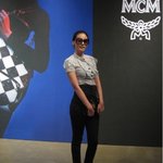 머리부터 <b>발끝</b>까지 똑같이 맞춰입은 유인영vs황정음