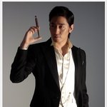 에릭 <b>만년필</b>을 시가처럼 들고~