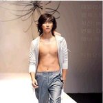 주지훈 <b>삼각</b> 수영복입고 패션쇼에서
