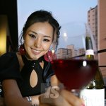 와인 한잔 하고 있는 이하늬~눈화장이 너무 화보!!