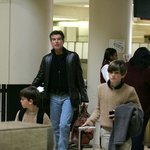 공항의 피어스 브로스넌과 훈남 아들 두 명