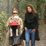 팀 버튼 - <b>헬레나</b> 본햄 카터의 4개월 된 딸의 첫 외출