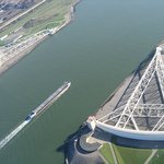 태풍을 <b>대비</b>한 거대 인공 방파제