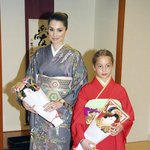 기모노 곱게 입은 요르단 왕비와 공주