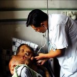 충격! 얼굴에 15kg <b>종양</b>을 달고 사는 남자