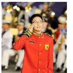 빨간 군복입고 노래하는 성시경, <b>손발</b>이오그라든다.