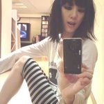 려원 최근 셀카 속 드러난 <b>앙상</b>한 몸매와 스모키 화장!