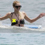 <b>서핑</b>하는 패리스힐튼, 아슬아슬