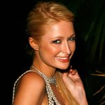 카메라 앞에서 포즈잡는데 <b>열중</b>하는 "패리스 힐튼"