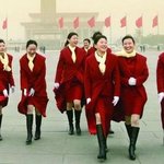 황사 속을 걷는 중국 <b>인민</b>대회당 안내원들!!