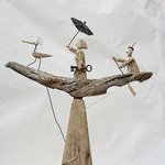 해안가의  죽은  나무가  <b>재생</b>된  나무조형물들