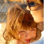 엄마 품에서 눈웃음 치는 수리! 커서 남자 <b>여럿</b> 울리겠네ㅎ