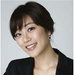 깔끔한 블랙 정장의 김효진, 사슴 <b>목선</b>~
