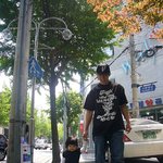 션과 <b>딸</b>의 바깥 나들이, 아빠와 커플<b>룩</b> 어때?