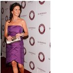 온통 보라색으로 <b>치장</b>한 캐서린 제타존스