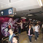 비, 홍콩 지하철을 본인사진으로 <b>도배</b>하다!!