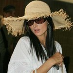 벌써 <b>놀러</b>다니는 팔짜 좋은 "패리스 힐튼" 하와이에서 변장하고~