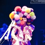 비욕 <b>런던</b> 공연에서 특이한 의상!