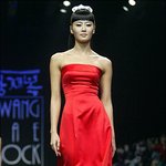 '<b>개미</b>허리' 김미연의 웨딩 워킹
