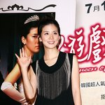 요즘 유행하는 <b>올림</b>머리한 이보영, 웃는 모습 상콤!