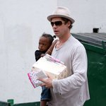 브래드피트, 베스킨라빈스에서 딸과~ <b>아스</b>크림 사가는..