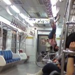 전철안에서 본 <b>기인</b>.. 왜 이러는거임??;