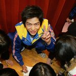 싸<b>인해</b>주는 이민기, 자세가 특이해