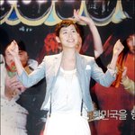 두 <b>주먹</b> 불끈쥔 이하나... 웅변 하고 있나?