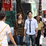 <b>명동</b>서 본 채연, 남자랑 손잡고 걸어가는 모습