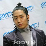 일본에서 상투머리 한 신화 에릭!<b>전봉준</b> 스타일?