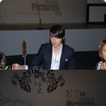 <b>살짝</b> 긴장한 조인성의 표정