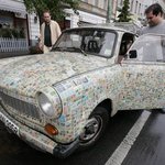 우표로 <b>도배</b>한 차