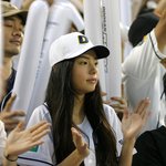 <b>글러브</b> 반만한 민효린 얼굴~