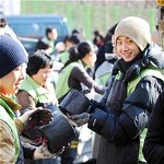 정일우 <b>연탄</b> 배달 봉사중!! 눈도 마음도 훈훈하네~