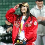 박정아, 시구 후 환하게 웃는 박정아