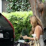 잠옷인듯 한 원피스입은 <b>로렌</b> 콘래드