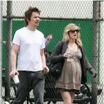 <b>에단</b> 호크, 임신한 여친과 산책~