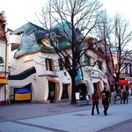 울록<b>볼록</b> 일그러진 건물