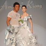 &amp; 고아라, 앙드레김 패션쇼에서 <b>뚜렷</b>한 얼굴 크기와 색깔 차이!