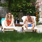 코스타리카에서 신혼여행 중인 찰리 쉰과 부인 브룩 <b>뮐러</b>