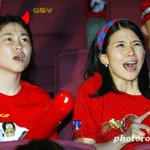 어깨 <b>살짝</b>, 더 섹시한 이보영의 응원 패션!