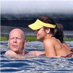 브루스 <b>윌리스</b>에게 젊은 여친이??