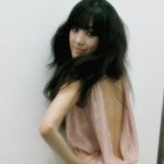 려원 시원하게 <b>등짝</b>이 파인 옷 입고~