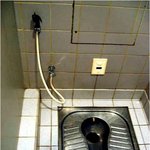 두바이 공항 실내 컷 2장과 공중화장실 <b>비데</b>