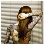 온 몸에 문신한 미모의 <b>여성작가</b>?