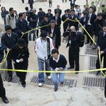 진짜 무쟈게 오바떠는군여~