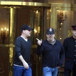 브루스<b>윌리스</b> 동생과 함께 호텔에서 나오는