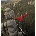 전설적 <b>바위</b>에서 아슬아슬한 줄타기!