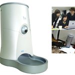 밖에서도 애완견을 보고 먹이를 주세요