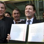 이란성 쌍둥이 낳은 졸리! <b>탯줄</b>은 브래드 피트가 잘라줬네~